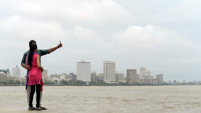 No-selfie zones declared In Mumbai after deaths